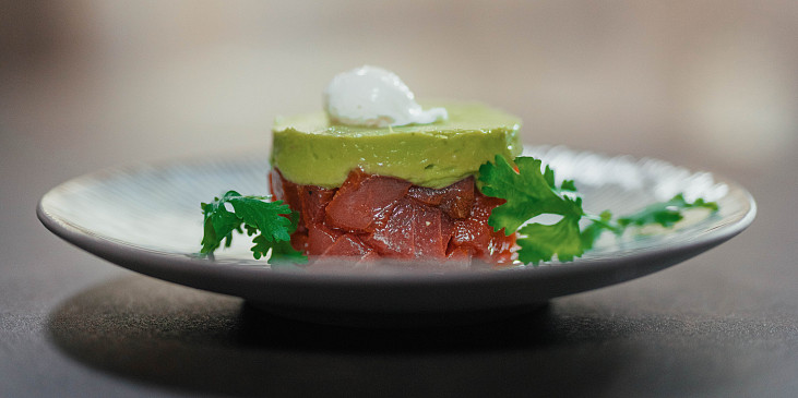 Tuňákový tatarák s avokádovým pyré podle Marka Raditsche