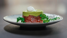 Tuňákový tatarák s avokádovým pyré podle Marka Raditsche