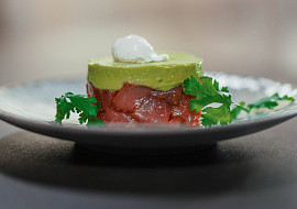 Tuňákový tatarák s avokádovým pyré podle Marka Raditsche