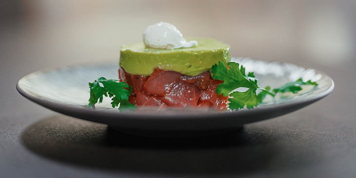 Tuňákový tatarák s avokádovým pyré podle Marka Raditsche