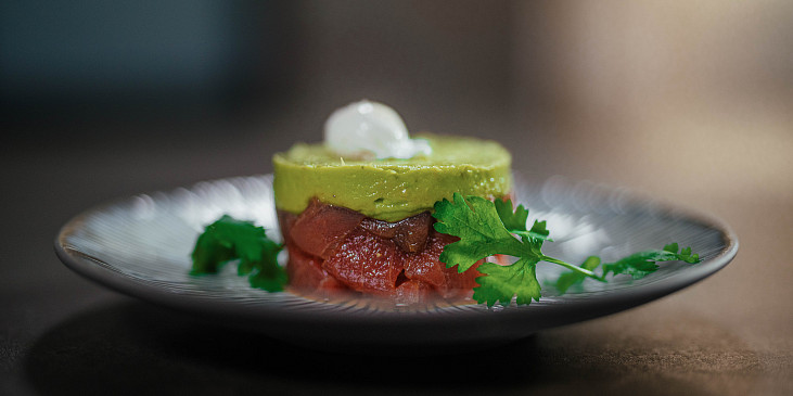 Tuňákový tatarák s avokádovým pyré podle Marka Raditsche