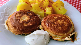 Tvarůžky v slaninovém kabátku a pivním mandlovém těstíčku