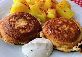 Tvarůžky v slaninovém kabátku a pivním mandlovém těstíčku