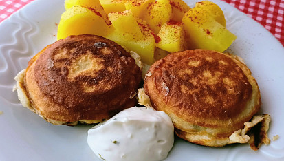 Tvarůžky v slaninovém kabátku a pivním mandlovém těstíčku