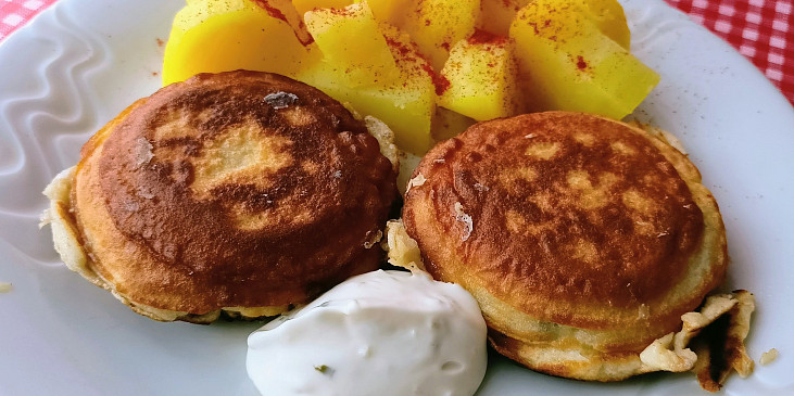 Tvarůžky v slaninovém kabátku a pivním mandlovém těstíčku