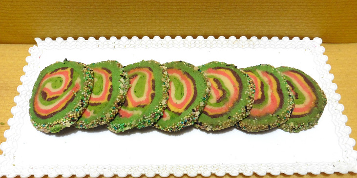 Barevná roláda z lineckého těsta