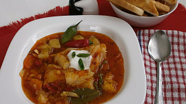 Červená rybí polévka