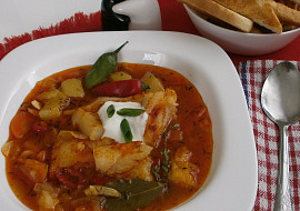 Červená rybí polévka