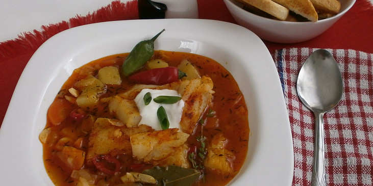 Červená rybí polévka