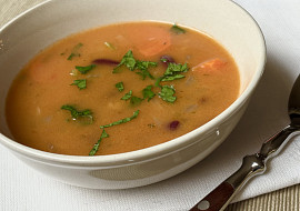 Fazolová polévka s bylinkami