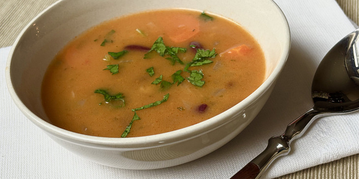 Fazolová polévka s bylinkami
