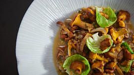 Kroupové rizoto s liškami a špekem podle Jana Punčocháře