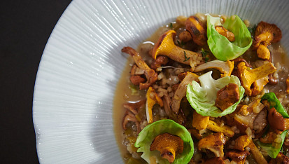 Kroupové rizoto s liškami a špekem podle Jana Punčocháře