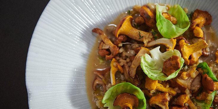 Kroupové rizoto s liškami a špekem podle Jana Punčocháře