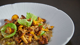 Kroupové rizoto s liškami a špekem podle Jana Punčocháře