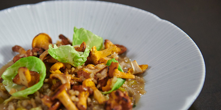 Kroupové rizoto s liškami a špekem podle Jana Punčocháře