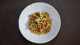 Kroupové rizoto s liškami a špekem podle Jana Punčocháře