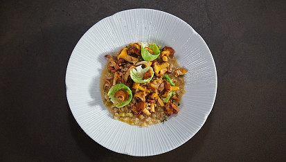 Kroupové rizoto s liškami a špekem podle Jana Punčocháře