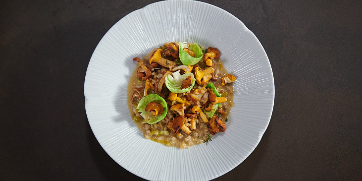 Kroupové rizoto s liškami a špekem podle Jana Punčocháře