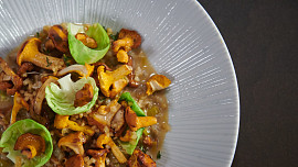 Kroupové rizoto s liškami a špekem podle Jana Punčocháře