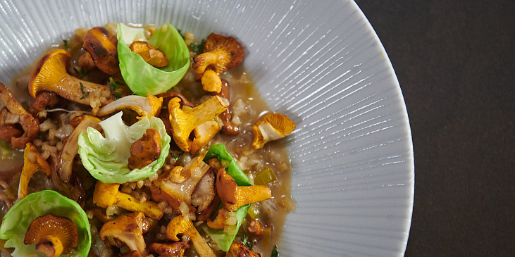 Kroupové rizoto s liškami a špekem podle Jana Punčocháře