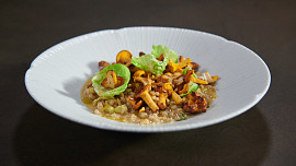 Kroupové rizoto s liškami a špekem podle Jana Punčocháře