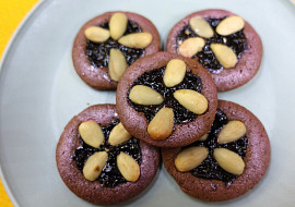 Linecké perníkové koláčky s povidly a mandlemi