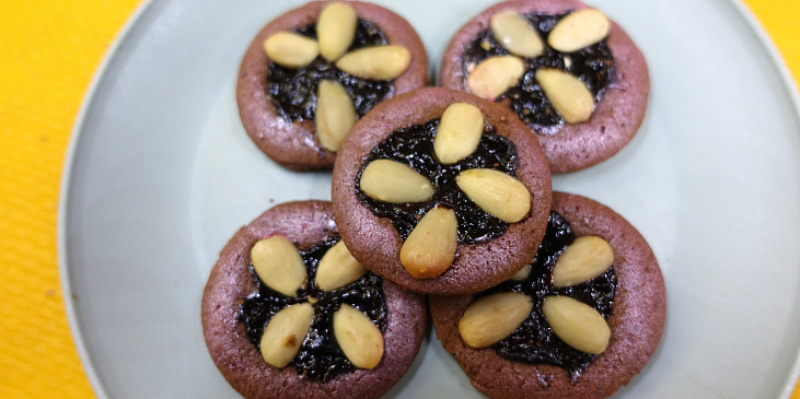 Linecké perníkové koláčky s povidly a mandlemi