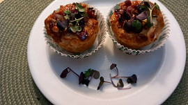 Listové košíčky se sýrem brie, brusinkami a ořechy