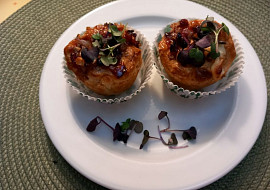 Listové košíčky se sýrem brie, brusinkami a ořechy