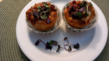 Listové košíčky se sýrem brie, brusinkami a ořechy