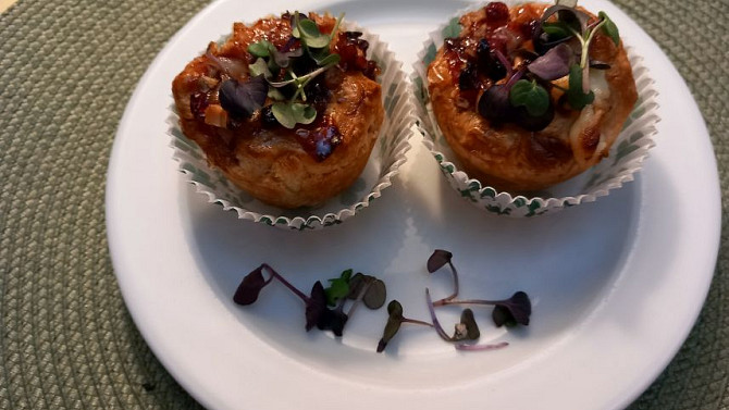 Listové košíčky se sýrem brie, brusinkami a ořechy