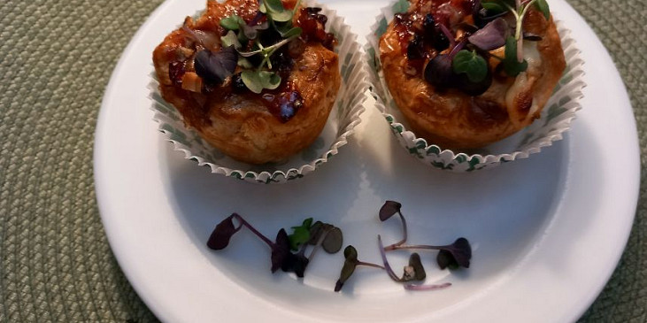 Listové košíčky se sýrem brie, brusinkami a ořechy