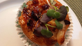 Listové košíčky se sýrem brie, brusinkami a ořechy