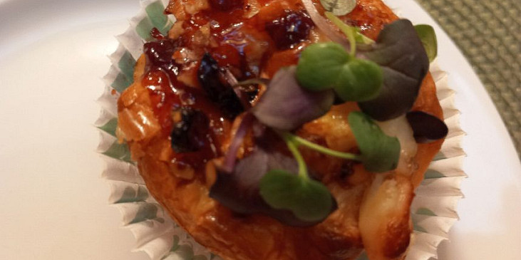 Listové košíčky se sýrem brie, brusinkami a ořechy