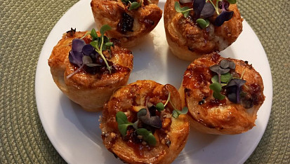 Listové košíčky se sýrem brie, brusinkami a ořechy