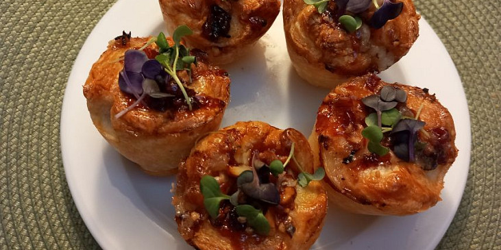 Listové košíčky se sýrem brie, brusinkami a ořechy