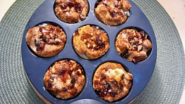 Listové košíčky se sýrem brie, brusinkami a ořechy