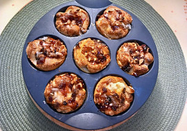 Listové košíčky se sýrem brie, brusinkami a ořechy