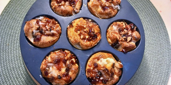 Listové košíčky se sýrem brie, brusinkami a ořechy