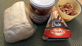 Listové košíčky se sýrem brie, brusinkami a ořechy