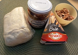 Listové košíčky se sýrem brie, brusinkami a ořechy