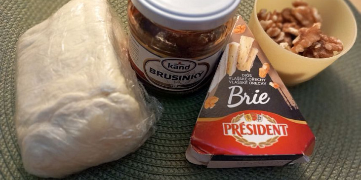 Listové košíčky se sýrem brie, brusinkami a ořechy