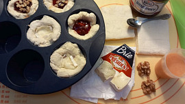 Listové košíčky se sýrem brie, brusinkami a ořechy