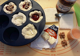 Listové košíčky se sýrem brie, brusinkami a ořechy