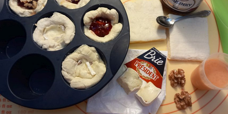 Listové košíčky se sýrem brie, brusinkami a ořechy