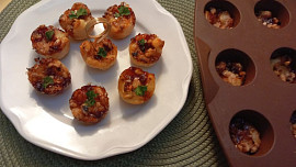 Listové košíčky se sýrem brie, brusinkami a ořechy