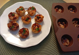 Listové košíčky se sýrem brie, brusinkami a ořechy