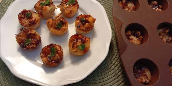 Listové košíčky se sýrem brie, brusinkami a ořechy