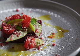 Tatarák z červené řepy s estragonovou majonézou podle Honzy Punčocháře
